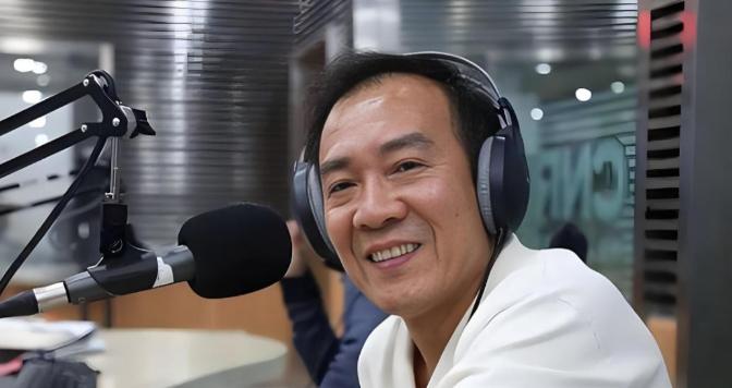 2004年，戴志诚跟杨蕾离婚，娶了师母。十年后，两人再次相遇，只见戴志诚热情的想