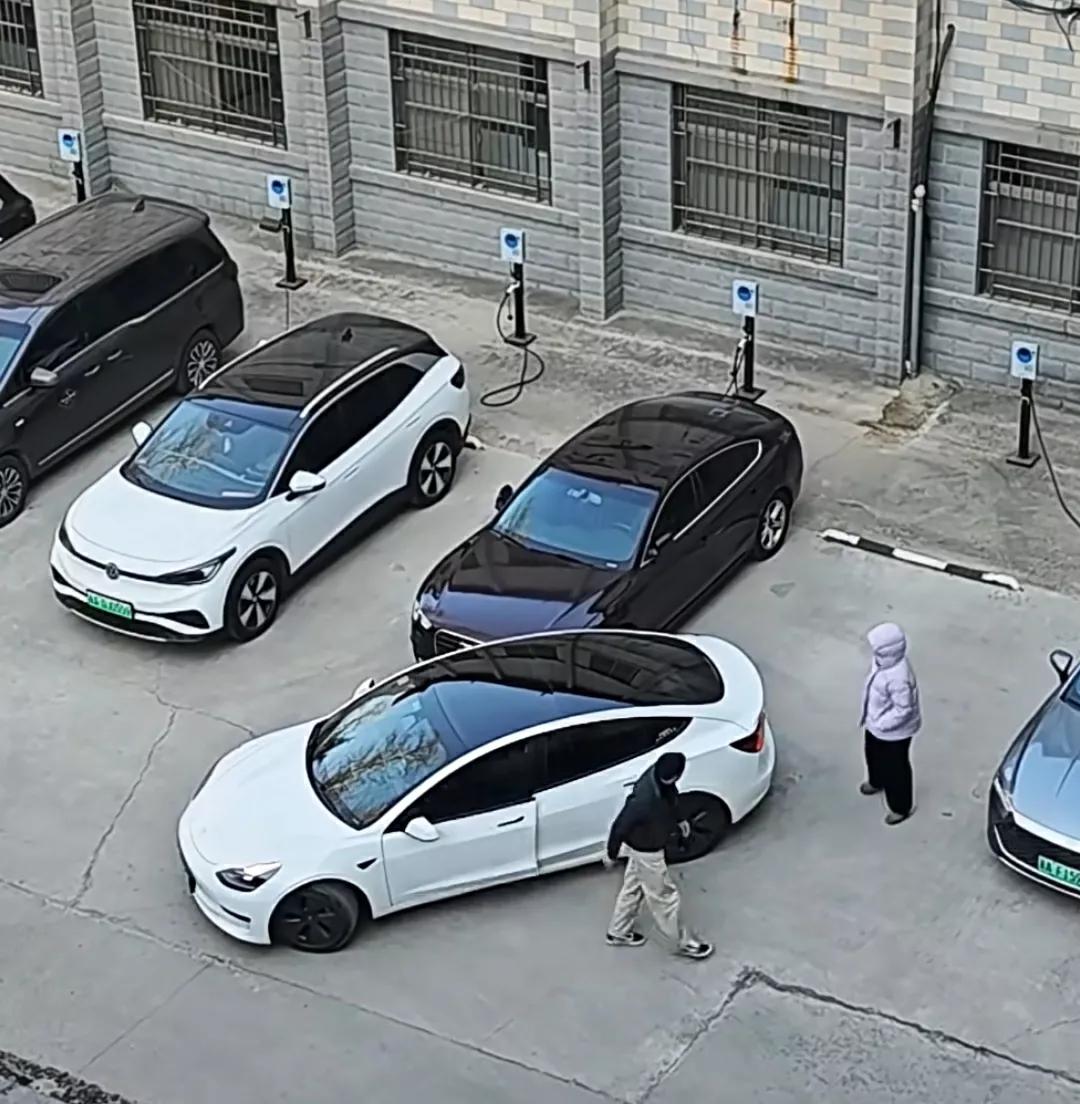 开油车的车主们，在外停车时，当碰到充电桩车位，大家会避让吗？或者说尽量去找非充电