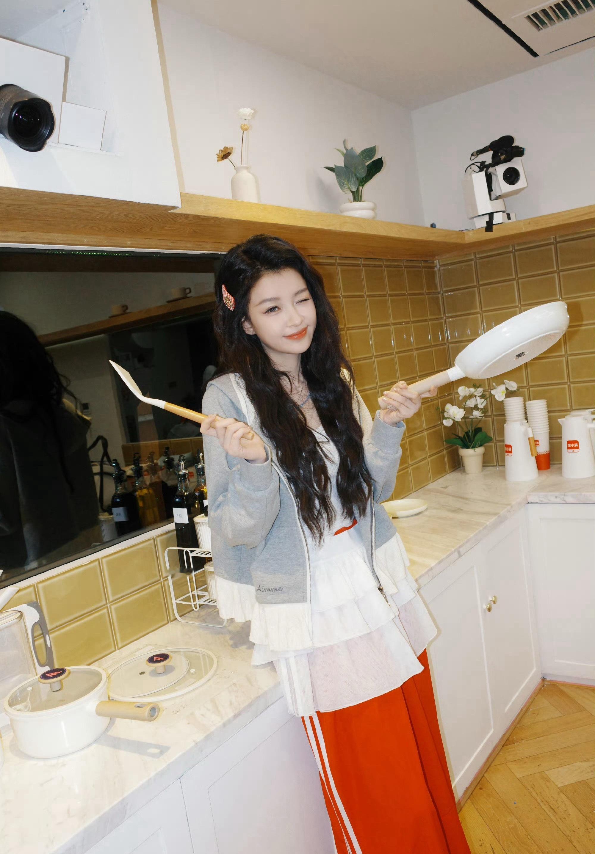 跟着姐姐吃特产看乘风浪姐们的家乡特产大家都有尝到过吗，姐姐们通通把特产搬上了舞台