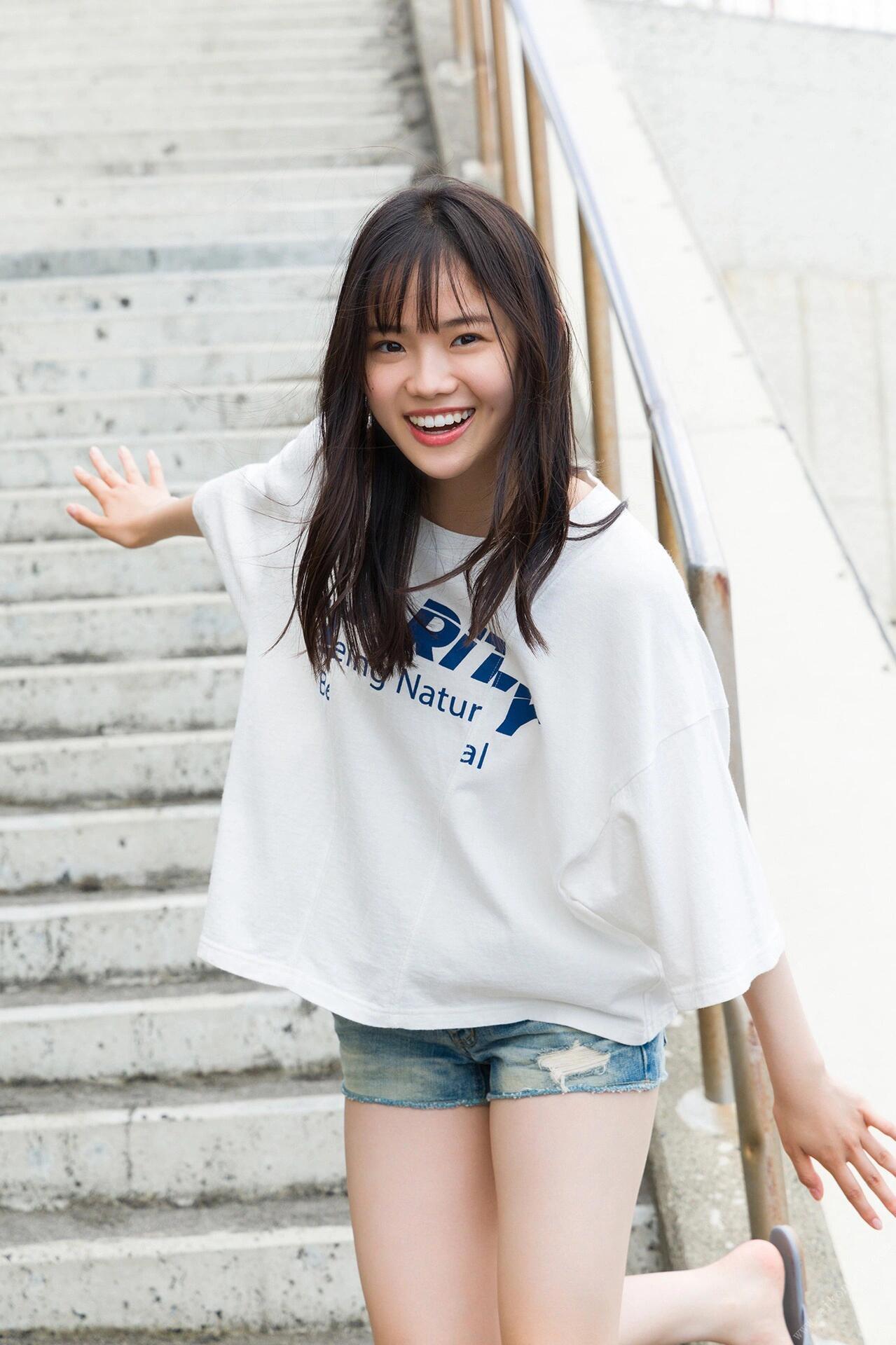 清爽白T+牛仔短裤，解锁夏日松弛感穿搭！