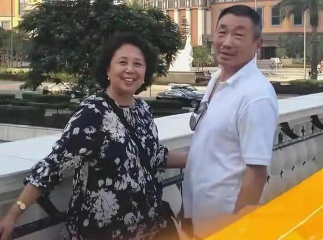 杜源和妻子范小春4岁相伴至今，他俩是青梅竹马的夫妻关系，婚姻持续40多年，范小春