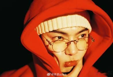 许凯白帽红卫衣  许凯白帽红卫衣搭配起来的感觉真的是又帅气，我觉得非常的不错的呀