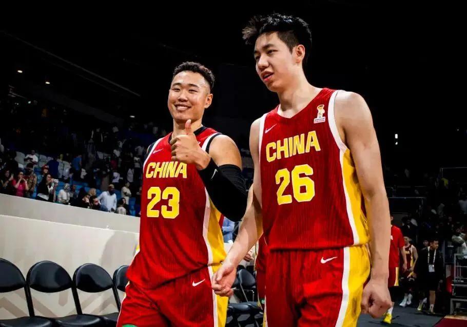 男篮世预赛捷报：中国军团客场26分狂胜卡塔尔，杨瀚森统治内线

北京时间8月28