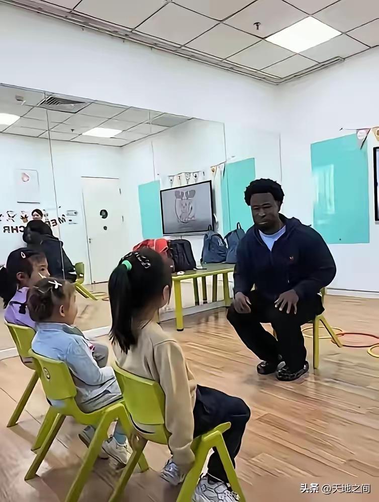 广州天河一位宝妈因幼儿园新增外籍男外教后，选择果断退园，起初竟遭网友扣上种族歧视