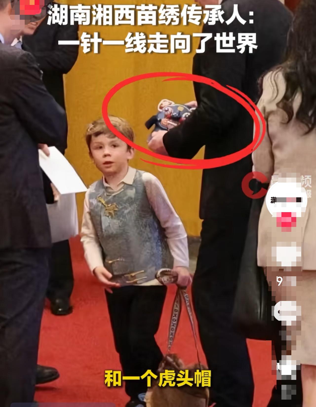 马斯克的儿子戴上脱贫村的虎头帽，这是中美两国外交的另一大亮点。
镁光灯下的政商巨