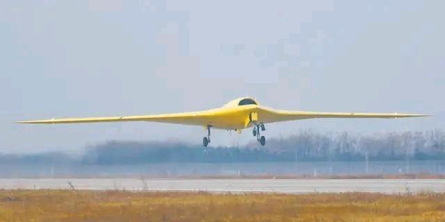 官宣双炸！中国“空中航母+无人隐轰”接连首飞，改写未来空战规则
 
近期中国军工