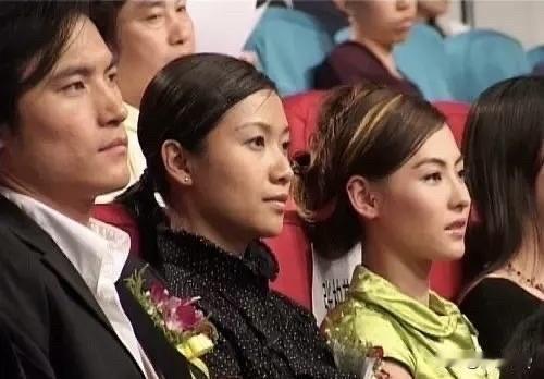 早年徐静蕾和张柏芝同框，徐静蕾已经够美了，奈何旁边坐的是张柏芝啊，张柏芝的混血骨