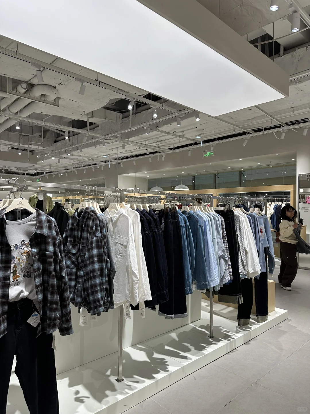就在龙之梦购物中心！新开一家超棒的服装店