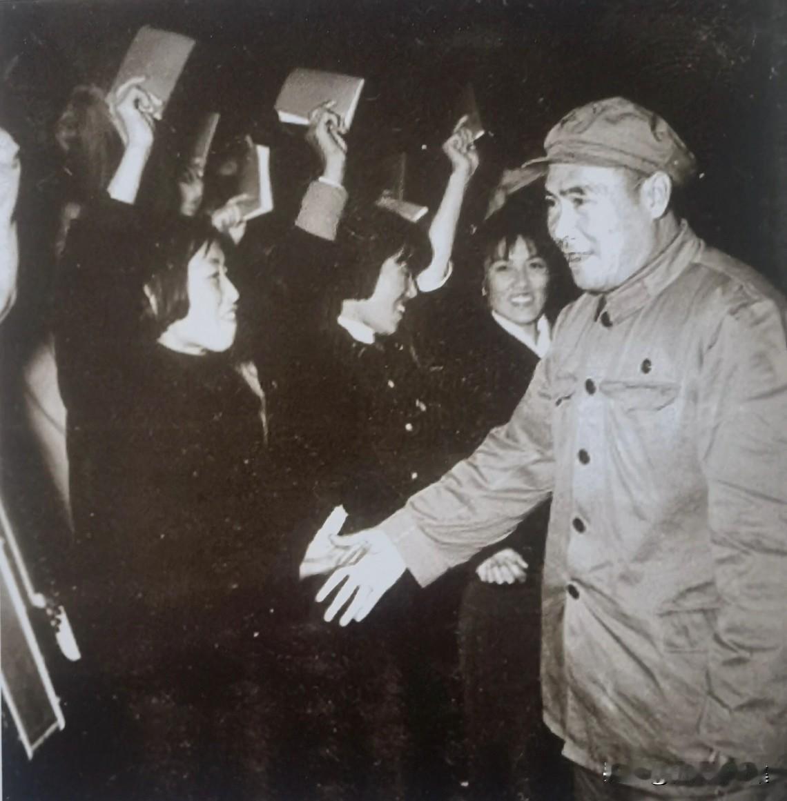1967年3月，马龙在舟山剧院与“毛泽东思想宣传队”演员同志们亲切握手，祝贺她们