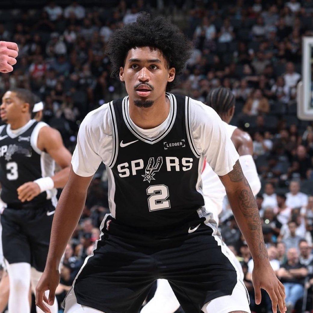 防不胜防了，马刺的后卫群摁住了福克斯瓦塞尔，还有俩呢…卡斯尔33分5助攻哈珀7分