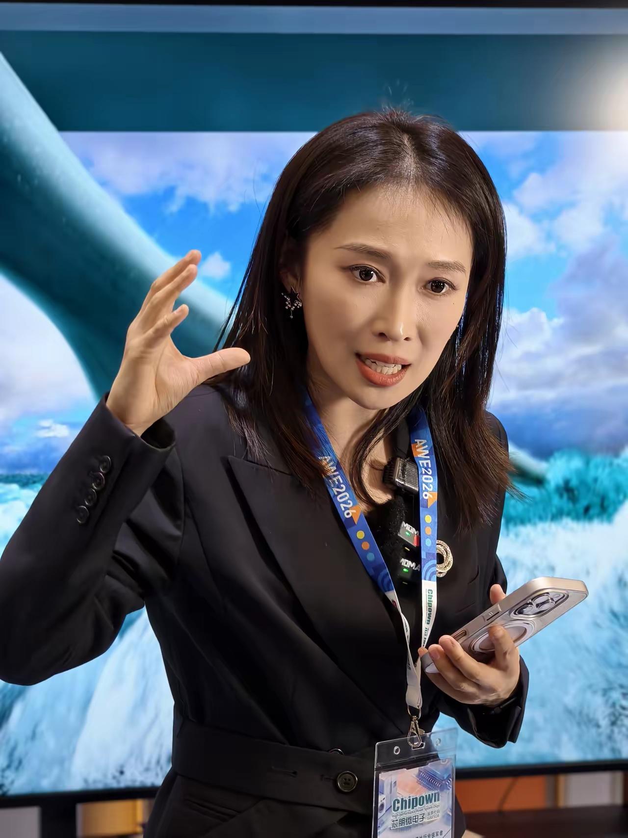 yoyo跟我是山东老乡，她作为公司的老员工，给我一种女强人的感觉。这是一个很努力