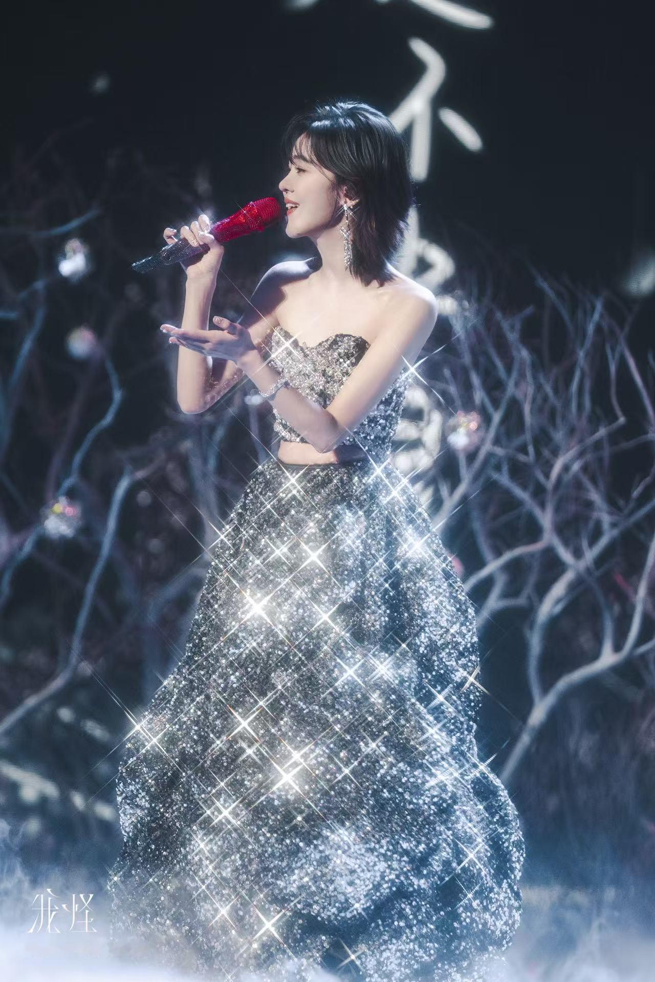郁可唯钢丝球上长了个人 郁可唯演唱会造型永远有新惊喜！这次的亮片套装被她本人精准