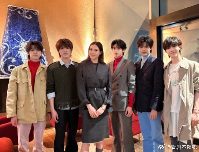 TOP和谷爱凌合照谷爱凌与TOP登陆少年朱志鑫、张泽禹、张极、左航、苏新皓同框合