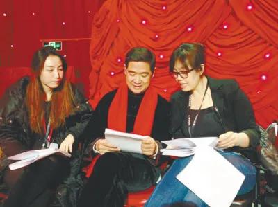 据说，右一的她是蛇年春晚的总导演。他们几个好像在研究台词，一下子就看出了中间的张