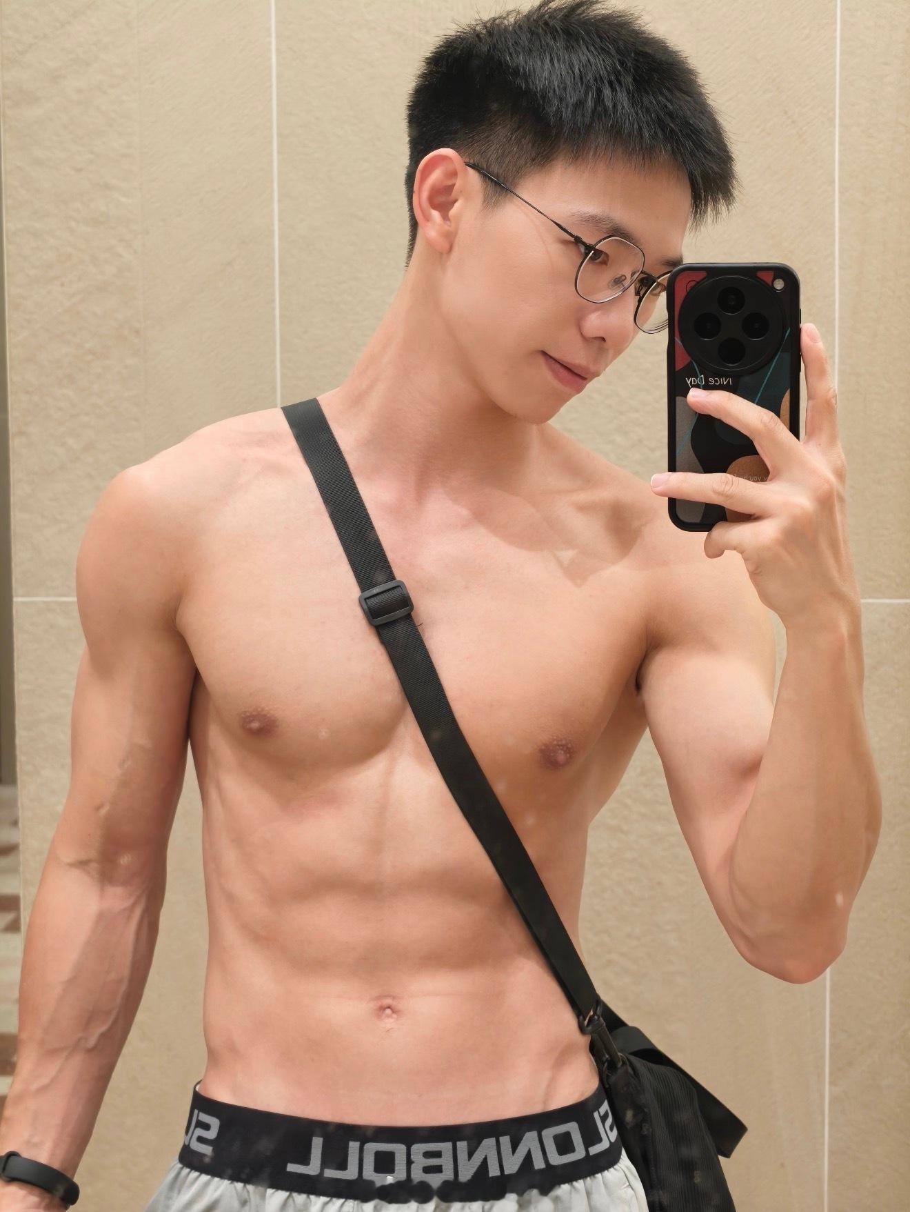 戴眼镜的都反差[doge] ​​​