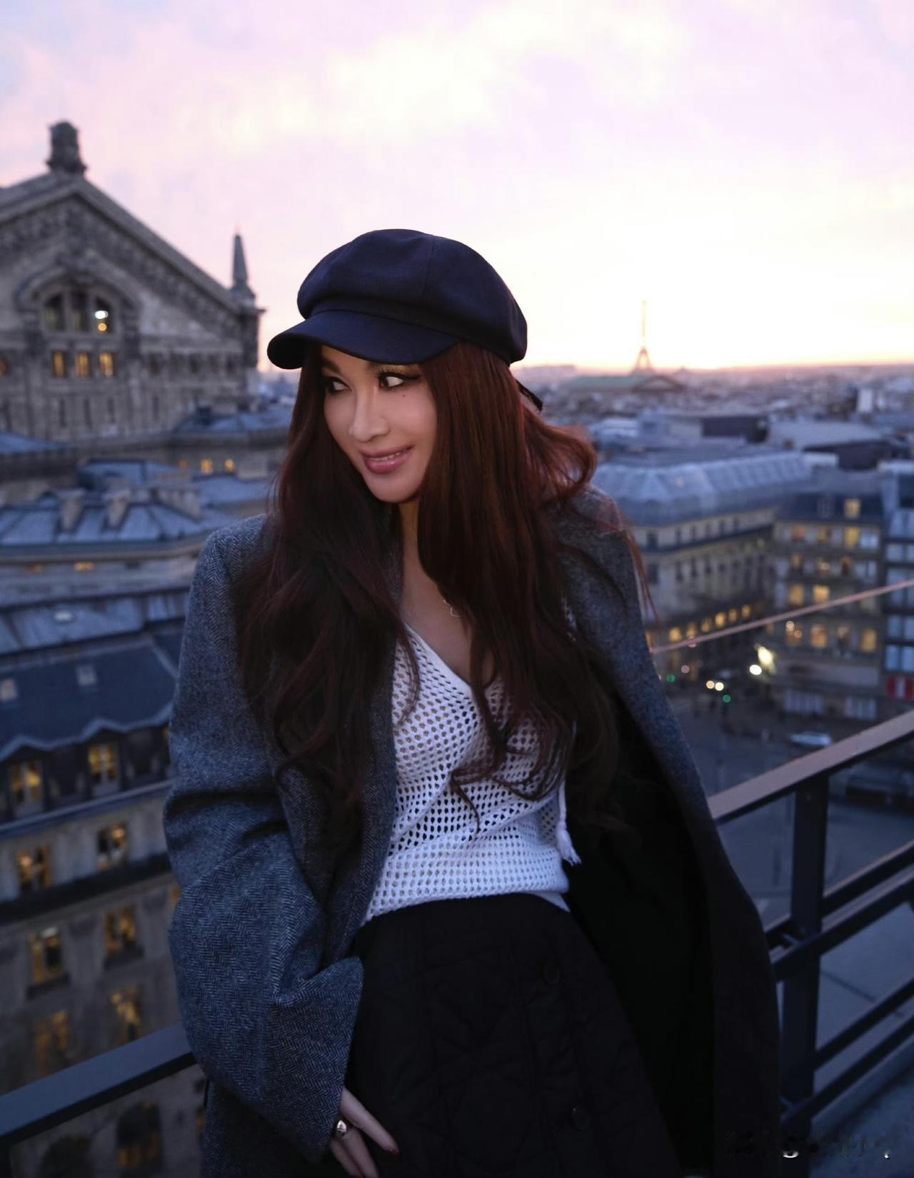 真替温碧霞捉急，难得穿了毛呢外套抗寒，但里面穿着依旧清凉无比。她的身子骨是真好，