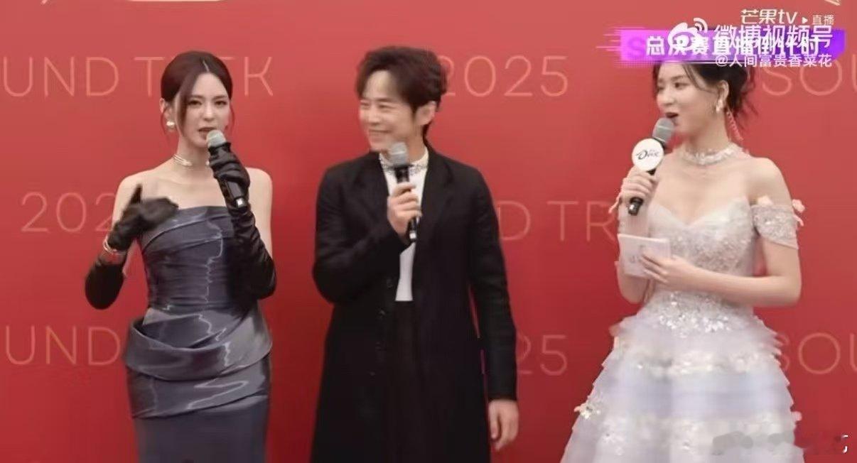 何炅何炅说沈梦辰今天美到值得上热搜狠狠佩服！沈梦辰的未来风衣服会变色！何老师夸她