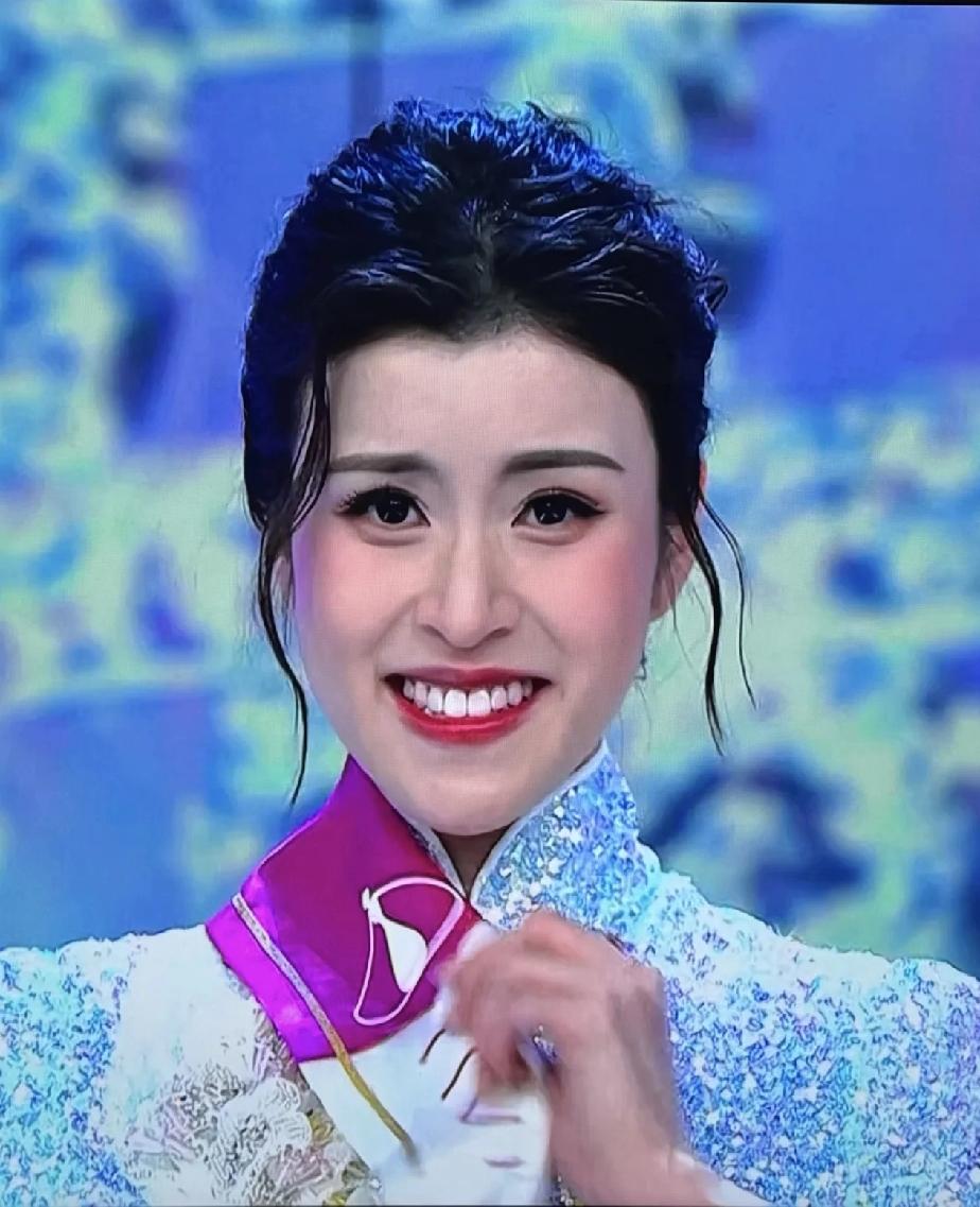 看不懂了，
左边是美貌与智慧并重的冠军，
右边的拿了一个安慰奖[捂脸]
只能说现