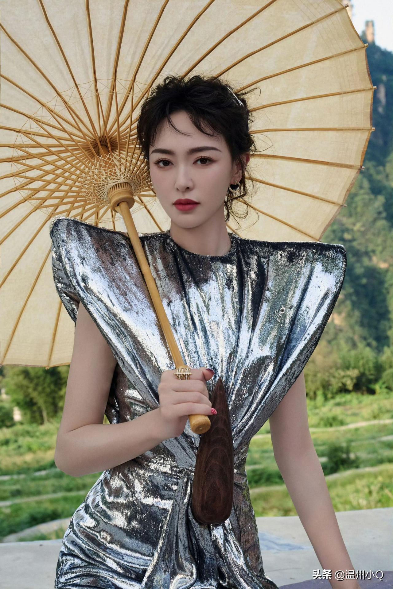 唐嫣身穿锡箔纸裙子，中间放了一粒好大的瓜子。