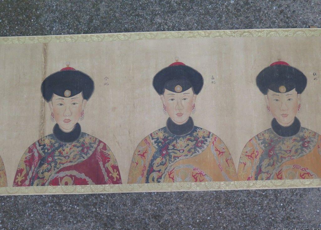 乾隆年间，乾隆命郎世宁为他和他的妃子们画半身像。郎世宁画完之后，乾隆看了三遍，下