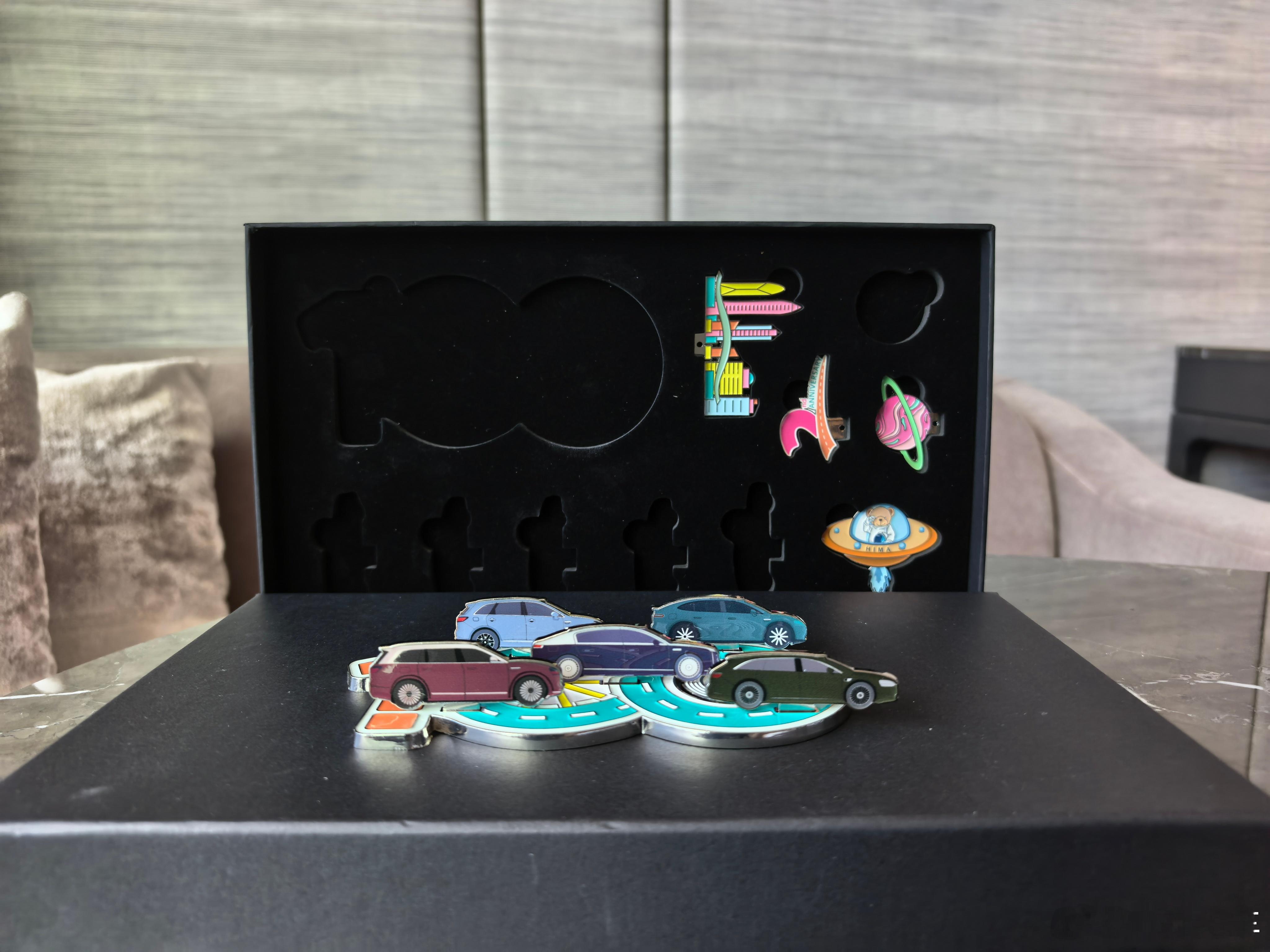 鸿蒙智行100万台纪念，这个礼物很有心了~还能自由组合