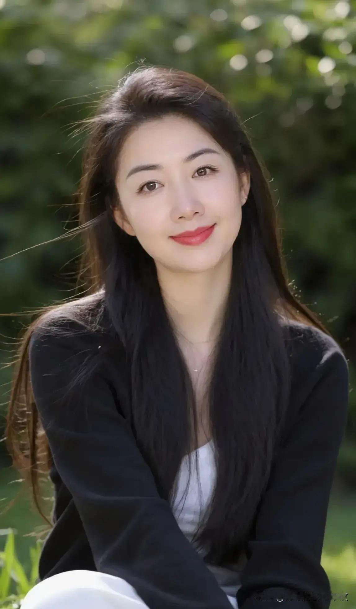 温柔微笑，自然清新，阳光下的美丽瞬间。有气质的穿搭如何打造? 女生怎么穿搭彰显气