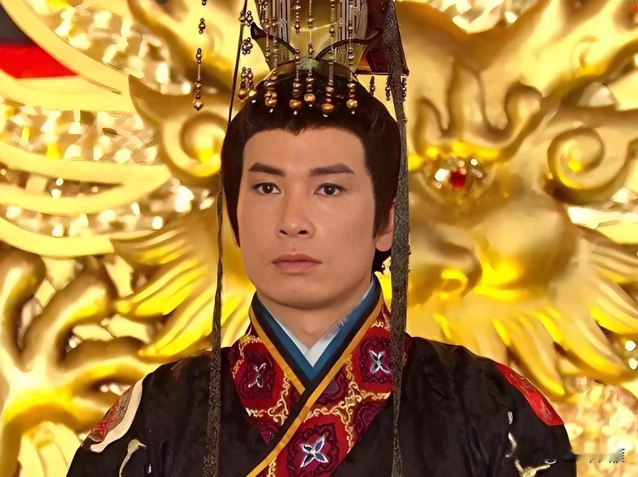 如果一个人被所有人当成傻子嘲笑了三十年，突然有一天坐上皇位，而且还把满朝权臣收拾