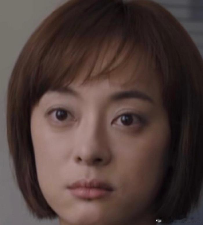 这届年轻人的拍照僵硬症我一拍照就这个死样子，表情呆滞，剪刀手不自觉就起来了[允悲