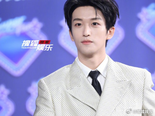 【#QQ音乐超级巅峰之夜#红毯，谁的妆造最惊艳？】2026年QQ音乐超级巅峰之夜