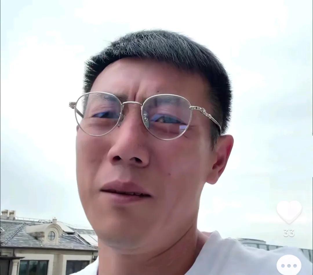 前国脚秦升向球迷爆了一个料。
他在社交平台透露，以前里皮执教广州队那会，他认为里