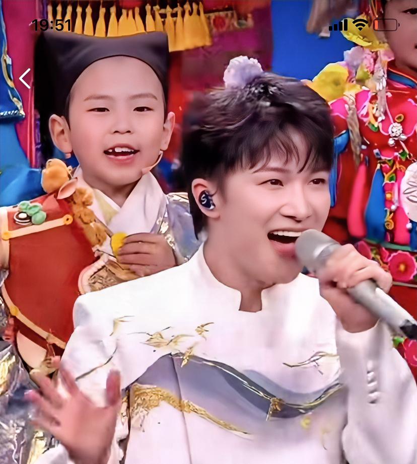 今年的春晚，给我印象最深的是五次登春晚的周深，今年唱《吉量》太让人意外。不再是《