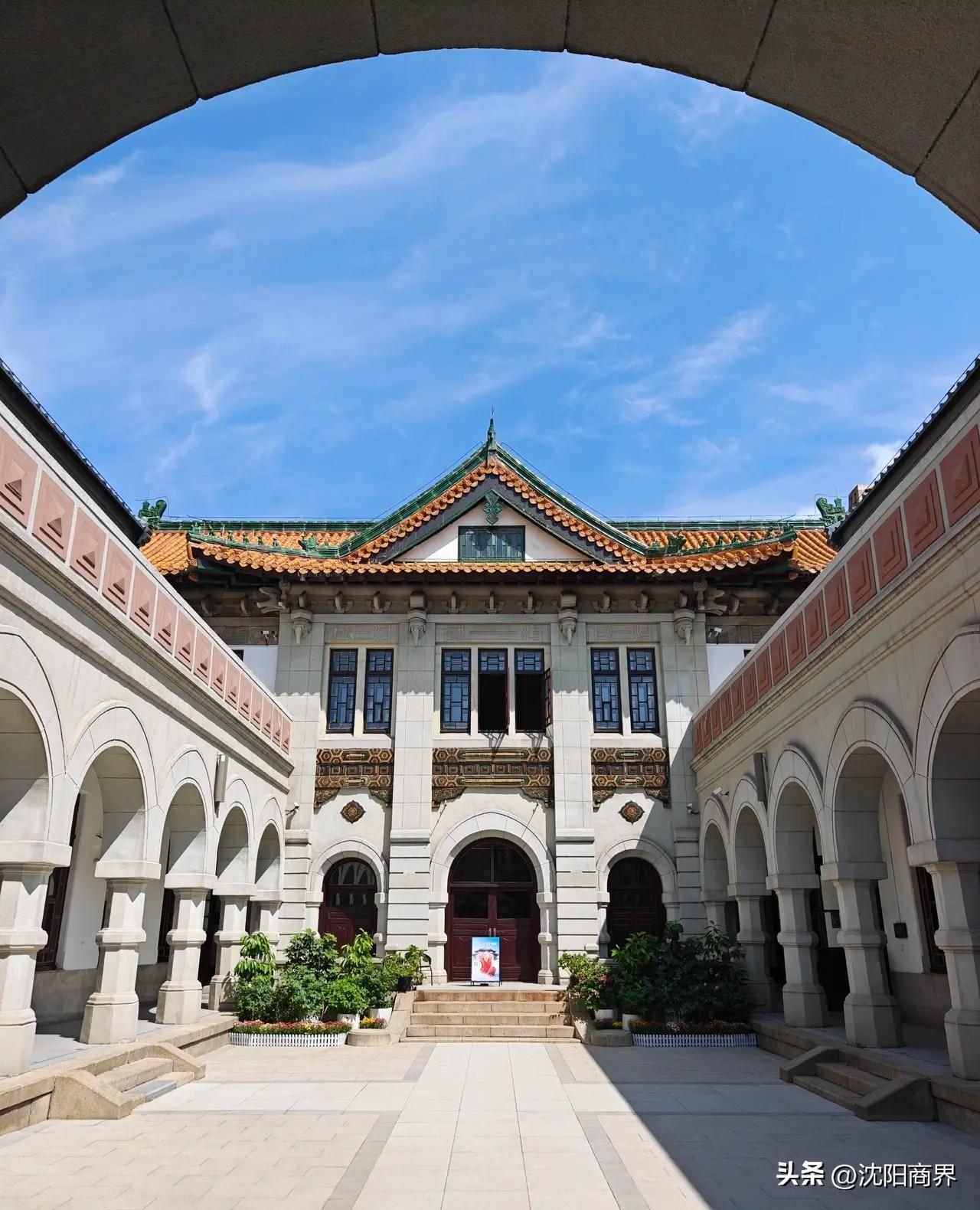 长春伪满皇宫
5A，建的像监狱式
就两栋像样建筑
说心里话都不如
沈阳这个院子
