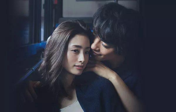 我今年刚过45，却还是一派天真烂漫的萝莉气质。
家境优裕，相貌出众，大学还没毕业