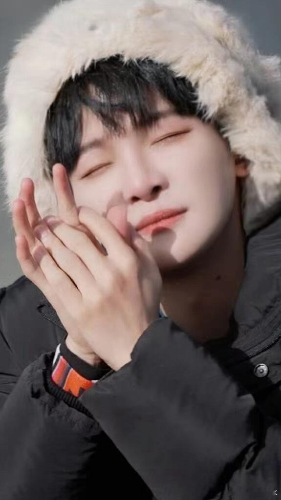 暖暖的宝宝，所以他是暖宝宝 