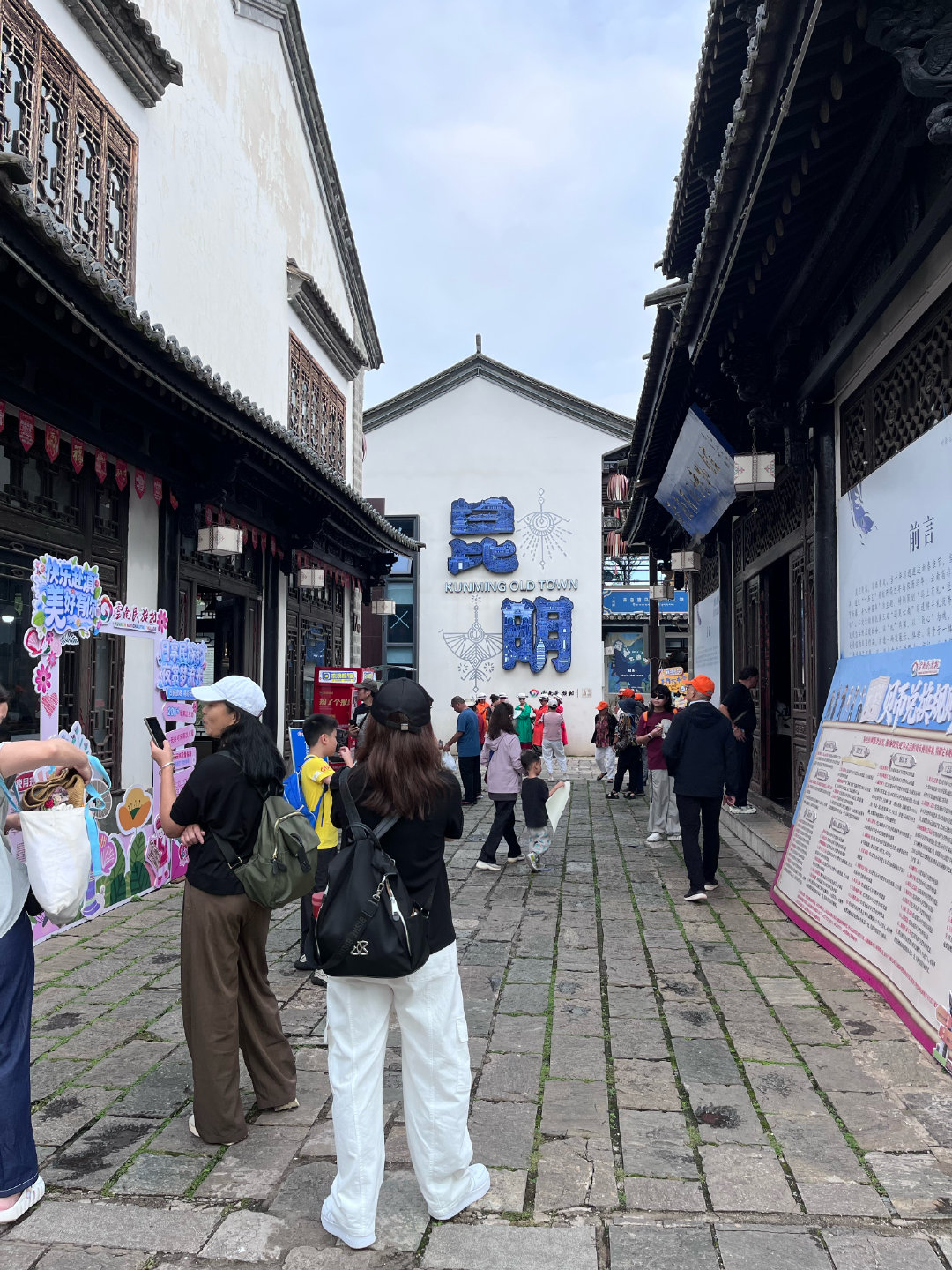 只要在景点的墙上刷上当地的名字，游客回自动排队拍照。这到底事什么原因 