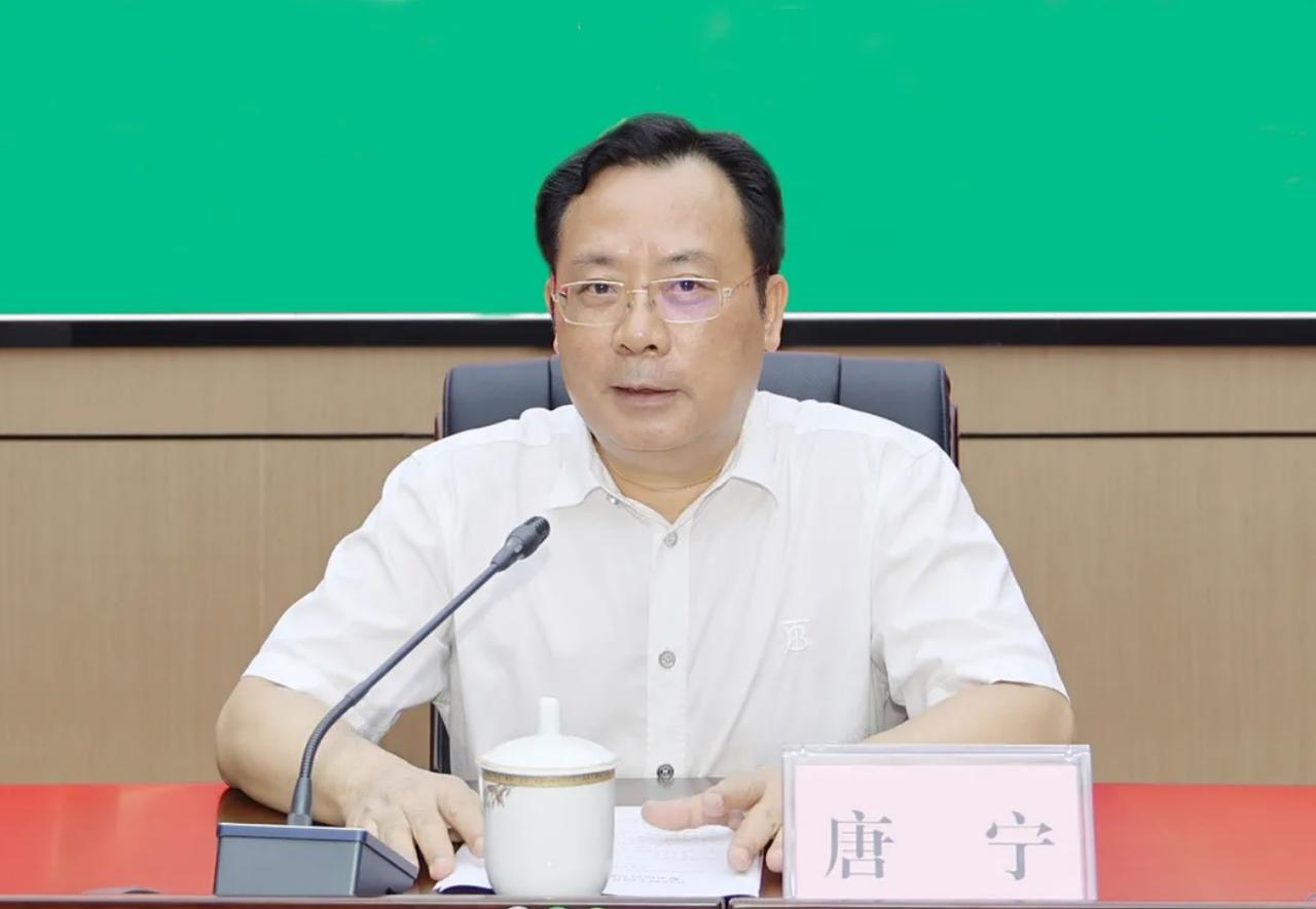 广西反腐周末不打烊，一厅官退休后被查，另有一县级市市长任上被查。

被查的厅官，