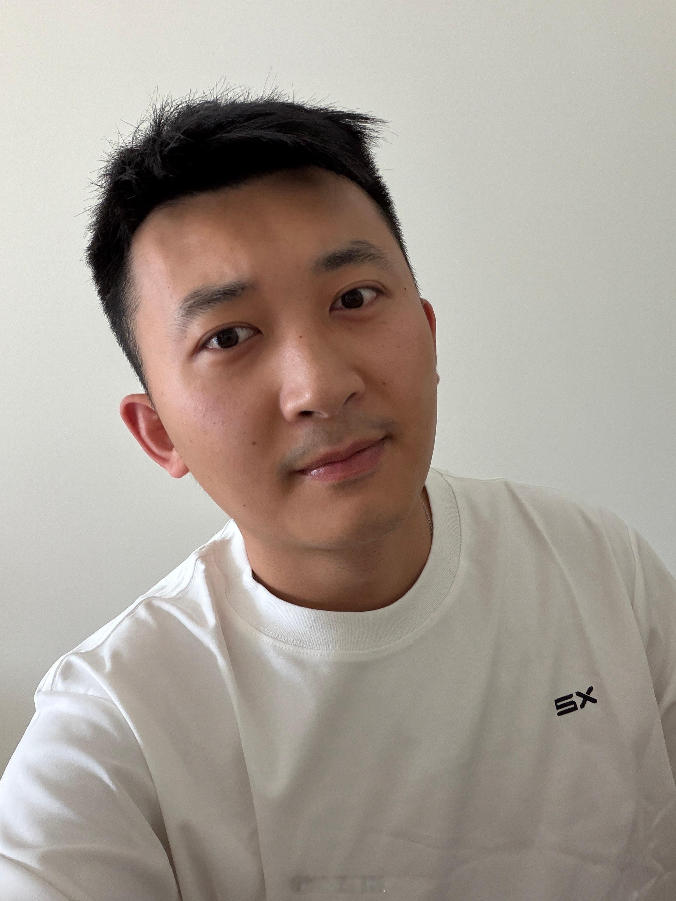 这应该是八月以来广州最热最晒的一天了，穿着大老师家的衣服，大家觉得是衣服显黑还是