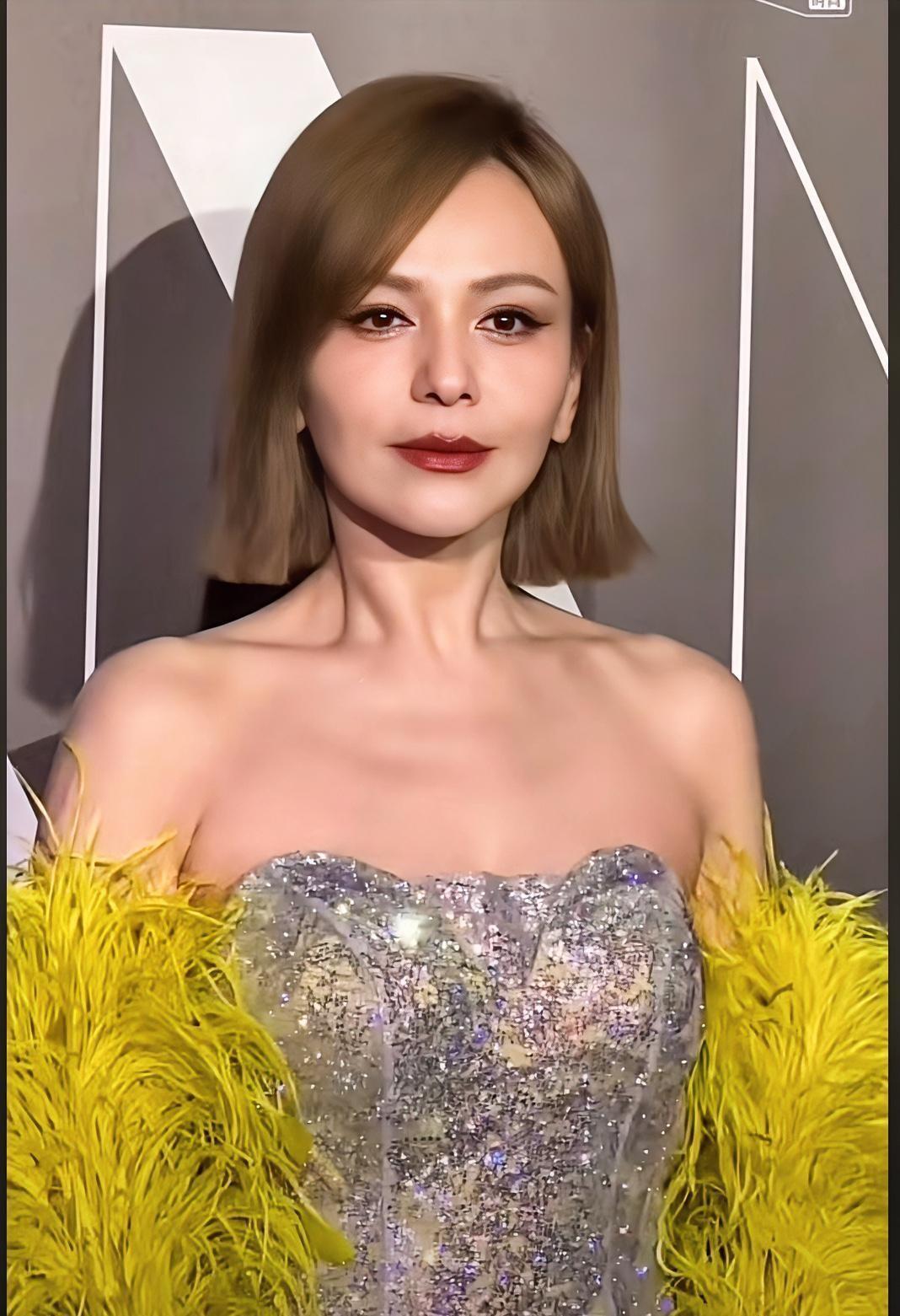 55岁的王琳
给所有女人狠狠提了个醒

住着五百平别墅开着豪车又怎样？
深夜只能