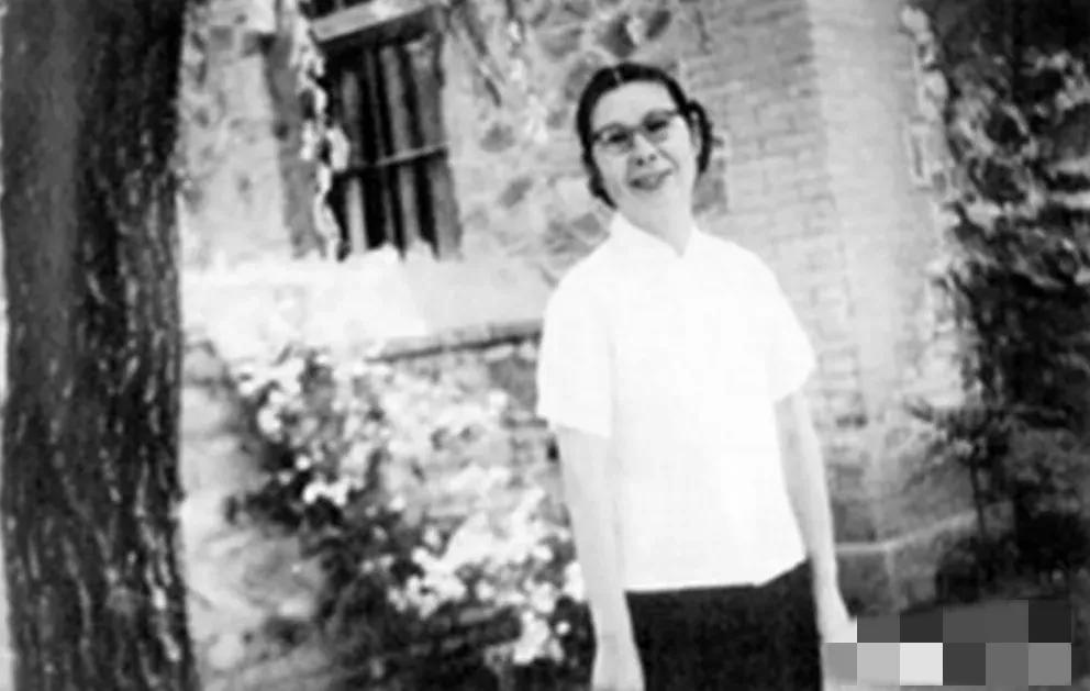 1982年，75岁的关露躺在病床上，中央派人给她宣读了一份平反文件：“关露的历史