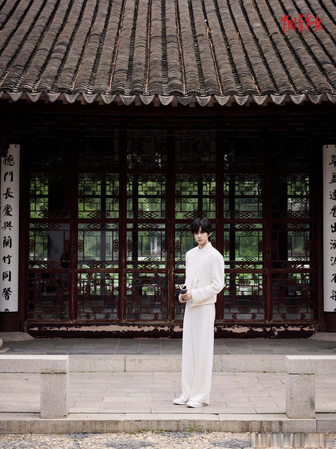 漫步古都，伴书而行，于诗意景致与古法匠心间，感受源远流长的东方底蕴。（