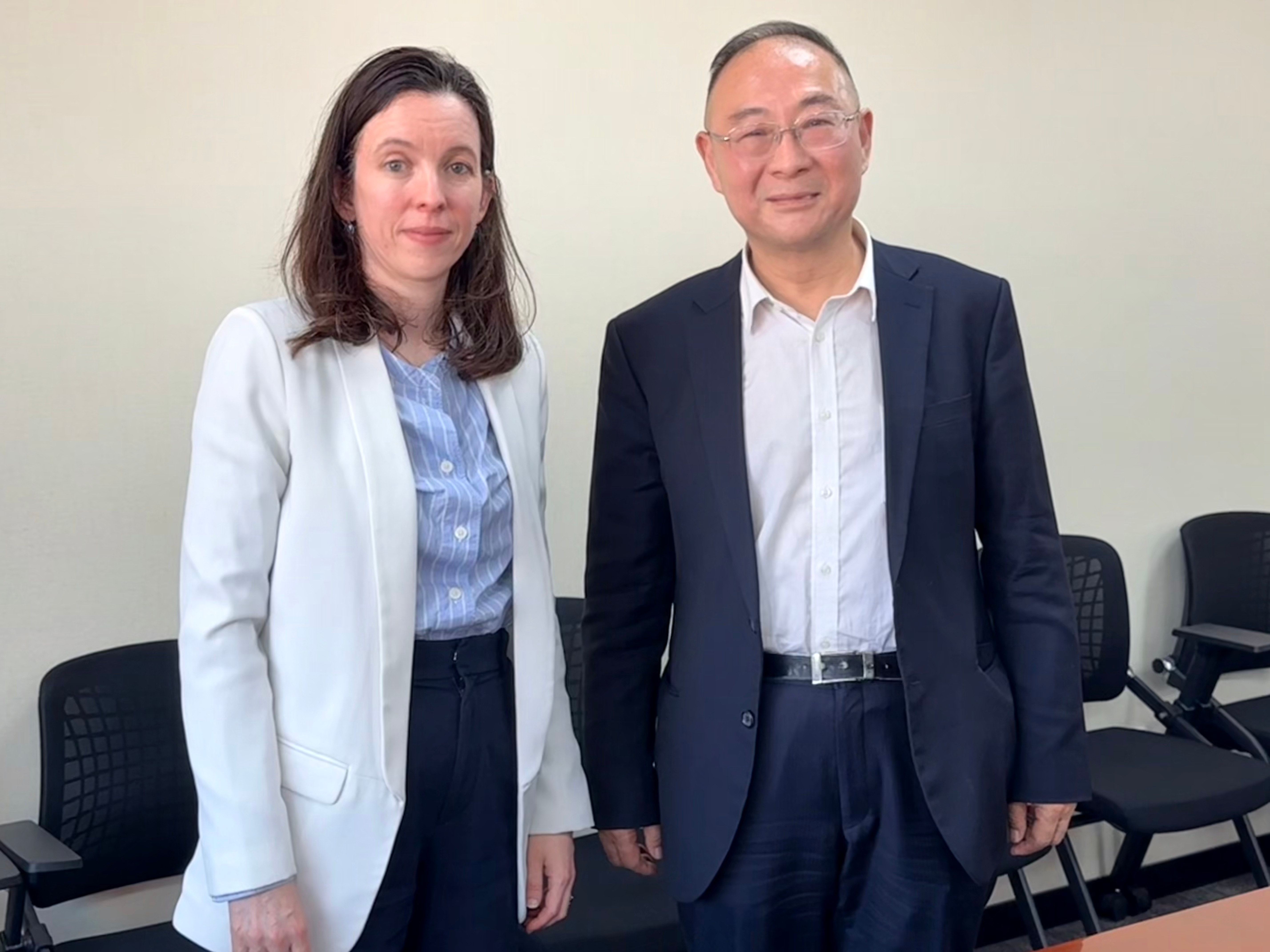 北京的天气暖和了。今天下午，法国驻华公使白美燕来访，跟我聊了中法关系、中欧关系和