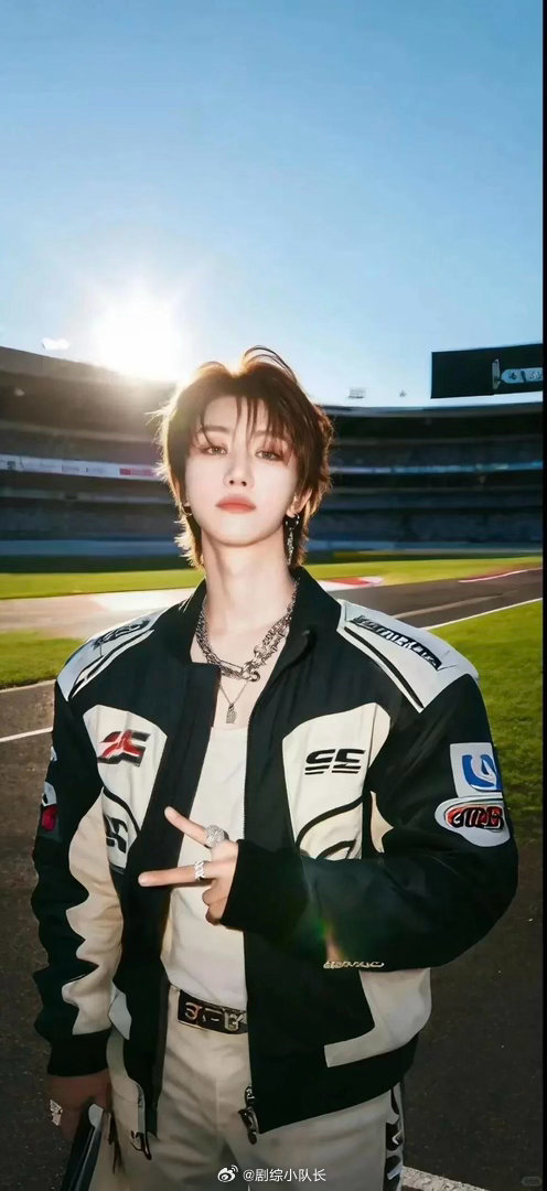 谁来管管徐明浩的幽默感徐明浩这么妙的嘛 看展时是艺术生，晚宴上是财阀公子，直播时