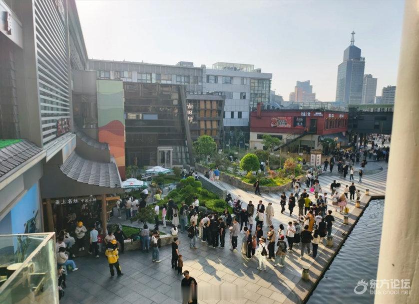 宁波五一部分餐厅排队两小时起步 五一假期，宁波餐饮市场火爆爆单，多家热门餐厅排队