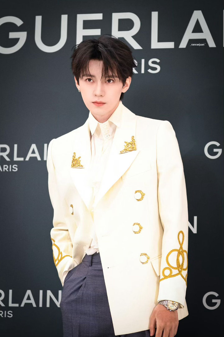 周翊然沈阳线下活动人气周翊然鎏金白西装造型现身沈阳活动现场，白西装清隽干净，超高