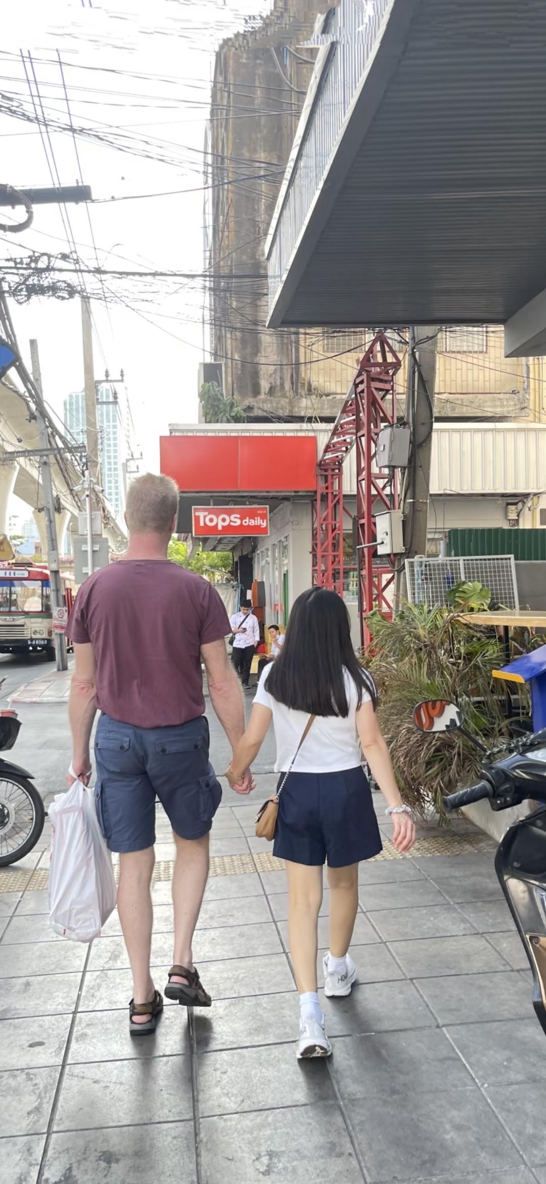 芭提雅街头常看见白发老外

牵着年轻泰国姑娘，买菜、坐摩的、逛超市；

不是演戏