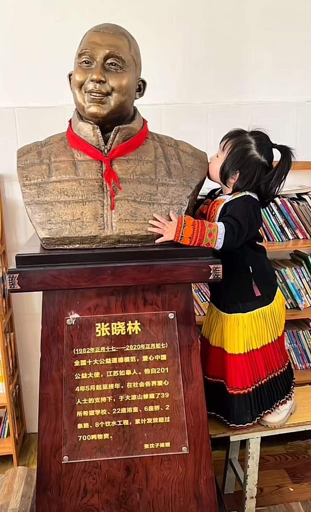 看哭了！四川成都，3岁女儿跟妈妈前往大凉山景区游玩，两人走到一座石像前时，女儿突