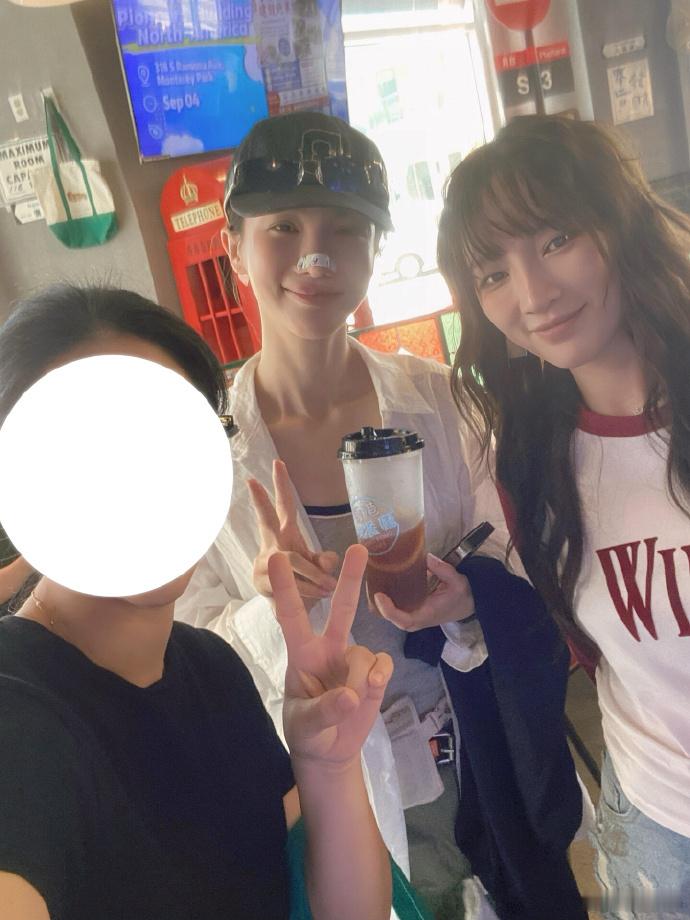金晨和孟佳又在美国被偶遇了金晨孟佳美国和网友合照 ​​​跨国见面实锤，金晨和孟佳