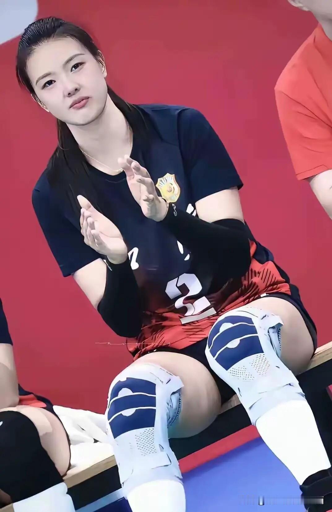 最美的女排运动员，确实好看，她穿着运动服都很好看，气质比惠若琪好。这样高挑身材的