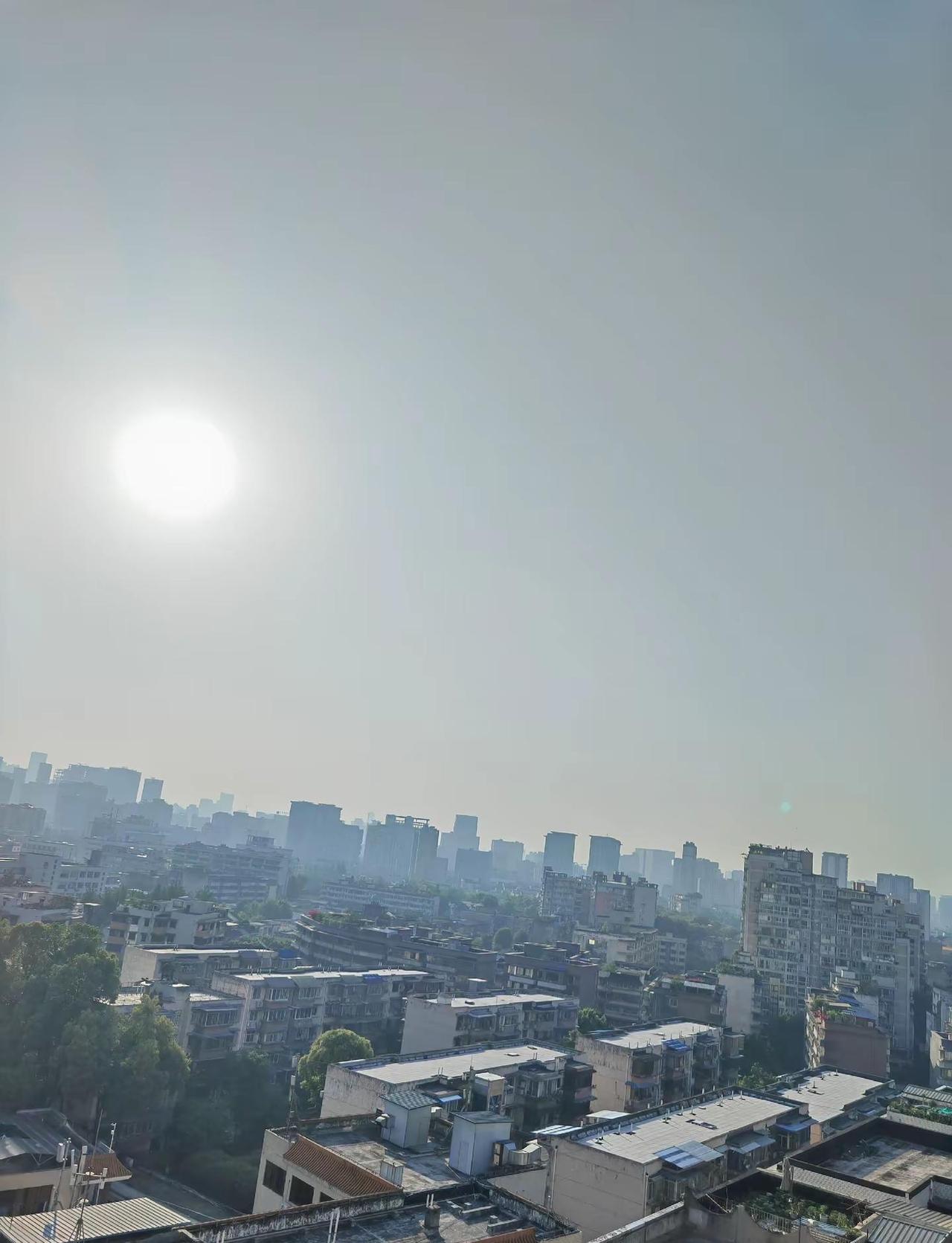 成都的天空。今天是2026年5月5日，成都晴。这两天太阳特别好，温度逼近30°，