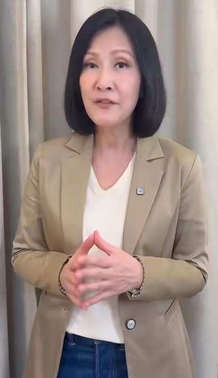 陈慧珊，近期从深圳的一家教育机构正式宣布离职，

这事一经爆出，引发了众多粉丝的